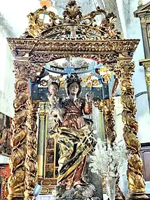 Dais de procession et statue de la Vierge à l'Enfant.