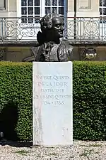 Buste de Quentin de La Tour« Monument à Maurice Quentin de La Tour à Saint-Quentin », sur À nos grands hommes,« Monument à Maurice Quentin de La Tour à Saint-Quentin », sur e-monumen