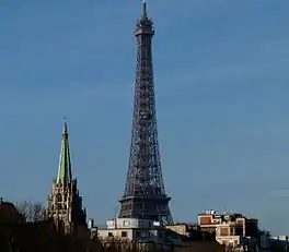 Vue rapprochée de la flèche depuis le pont des Invalides.