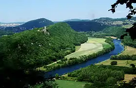 La Tour de Montferrand-le-Château dominant les méandres du Doubs.