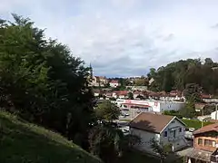 La Tour-du-Pin vue à partir du parking de la gare.