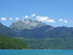 Vue de la Tournette depuis Saint-Jorioz au nord-ouest.