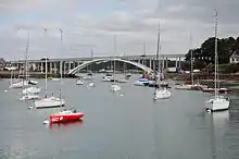 Bateaux amarrés devant le pont de Kerisper, sur la rivière de Crac'h.