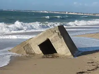 Vestige de poste de tir allemand du mur de l'Atlantique.