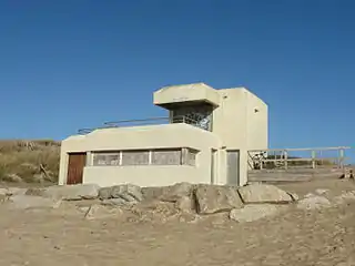 Blockhaus transformé en poste de surveillance de la plage en période estivale.