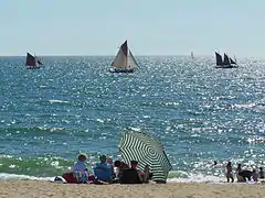 Vieux gréements au large de la plage des Bretons.