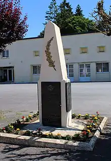Monument hommage aux aviateurs Jean Dagnaux et Maurice Lavolley.