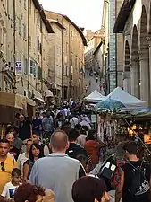 La montée de la Via Raffaello en direction de la Casa Santi.