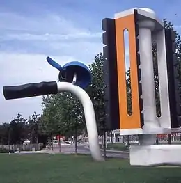 La Bicyclette ensevelie est une œuvre des artistes Claes Oldenburg et Coosje Van Bruggen.