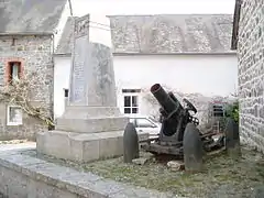 Canon et monument aux morts.