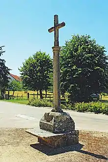 Croix à reposoir devant l'église de La Villeneuve-les-Convers.