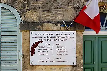 Plaque aux morts des guerres sur la mairie.