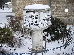 Borne d'angle Michelin située à Rosières-sur-Barbèche dans le Doubs.