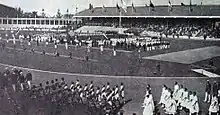 Photographie montrant les athlètes défilant dans le stade olympique.