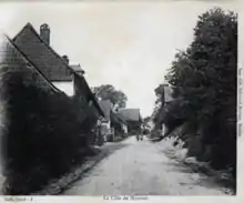 Vue de la côte de Mouriez, rue principale vers 1908.