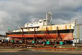 Photographie en couleur de La Calypso, vue d'ensemble hors de l'eau.