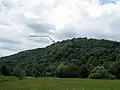 La chapelle Notre-Dame du Mont dans son relief (vue depuis Montferrand-le-Château).