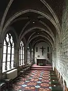 Sorte de petit cloître du XVe siècle fortement restauré, aménagé en chapelle au milieu du XXe siècle