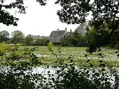 La Chapelle de la Motte-Glain vue de l'étang.