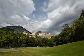 L’enceinte de la cité Vauban depuis le parc de la Schappe.