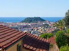 La colline du Château de Nice vu depuis le Parc de Cimiez.