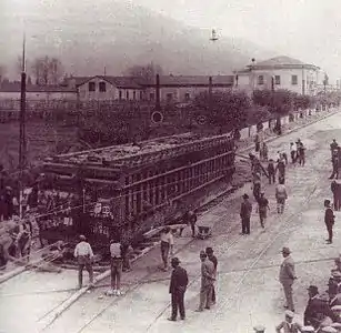 Traction du monolithe sur route, dans sa cage de transport.