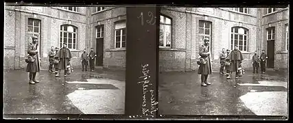 Soldats dans la cour d'un hôpital militaire en 1915, probablement installé dans une école.