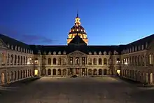 Cour d'honneur vue de nuit, animée depuis 2011 par le spectacle vidéo La Nuit aux Invalides.