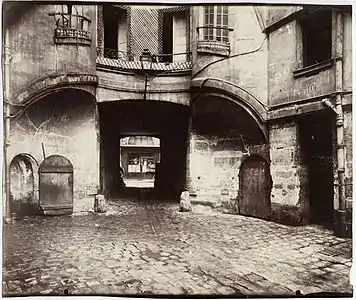 Le débouché sur la rue du Dragon, photographie d'Eugène Atget (1913).