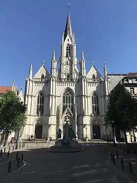 L'église Saint-Boniface depuis le parvis.