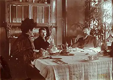 La famille Majorelle à table dans sa salle à manger, entre 1905 et 1911.