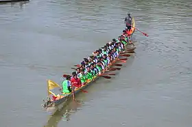 Un des nombreux bateaux participant à la course lors de la fête des pirogues