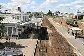 Les voies de la gare depuis la passerelle, en direction de Granville.