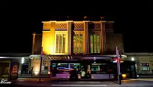 Façade de la gare, la nuit.