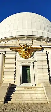 La grande coupole de l'Observatoire de la Côte d'Azur, abritant le grand équatorial, avec l'Apollon sortant du zodiaque (ou Génie des sciences) restauré et remis en place au fronton.