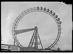 Neuf nacelles encore en place, 1920.