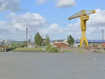 Grue jaune et cale de lancement des Chantiers Dubigeon sur l'île de Nantes. Construite en 1954, la grue est exploitée jusqu'en 1987 puis classée monument historique en 2018