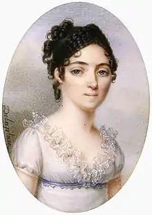 Portrait en médaillon d'une femme de la noblesse, vêtue de blanc et de dentelle.