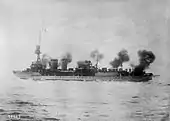 Bombardement naval contre l’Armée rouge. Les faibles troupes débarquées ne doivent leur salut qu’au soutien logistique de la flotte et au feu de ses canons.
