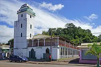 Mosquée de Mtsapéré : l'islam, majoritaire à Mayotte, est représenté sur l'écu par un croissant rangé en chef.