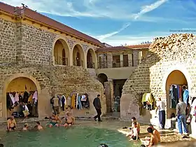 La piscine circulaire et la Fontaine Chaude de Hammam Essalihine