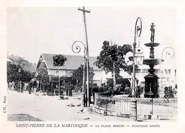 La fontaine Agnès et le hangar de la compagnie Girard sur la place Bertin.