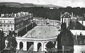 Vue d'ensemble du bâtiment et de la place de la Carrière, années 1920.