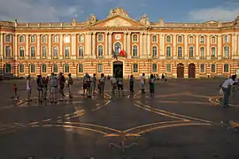 La place du Capitole à Toulouse avec la croix occitane en son centre.