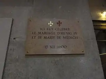 Plaque de marbre accrochée à un mur, rappelant le mariage d'Henri IV et de Marie de Médicis.