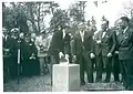 La première pierre posée par James M.Gavin le 6 juin 1963 avec le maire de Sainte-Mère-Eglise, le Dr Masselin situé à l'extrême droite de la photo