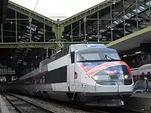 Vue de la rame 16 (en livrée Carmillon), sous la halle métallique de la gare de Lyon à Paris.