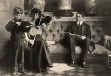 le prince Léopold au violon en compagnie de ses parents