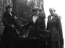 Photographie noire et banche de trois femmes de face en extérieur.
