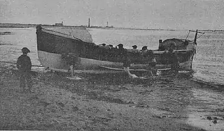 Saint-Guénolé-Penmarch : la rentrée du canot de sauvetage Maman Poydenot en 1911.